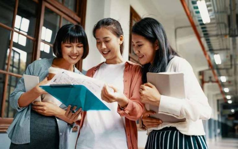 10 Canadian Scholarships